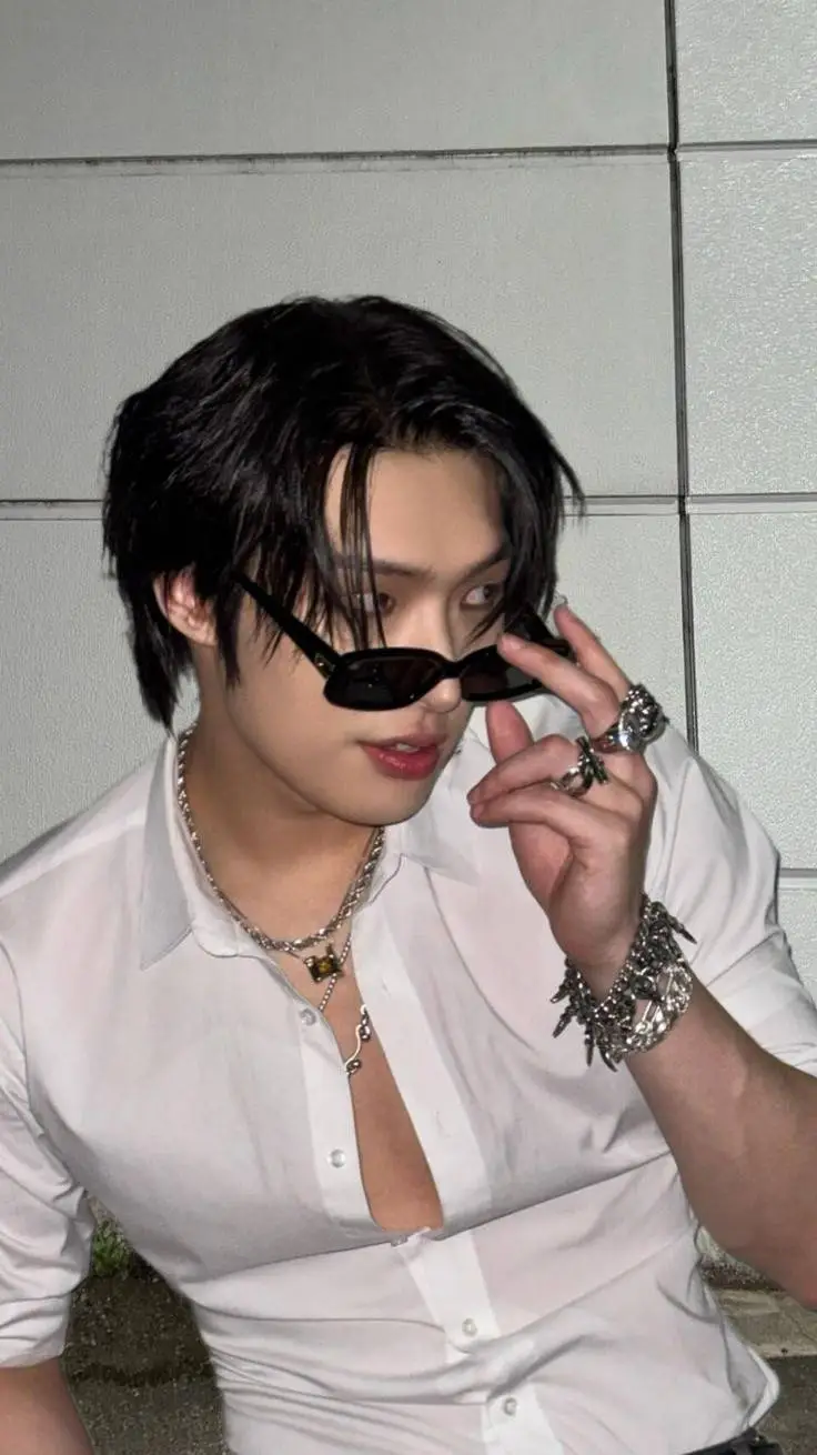 ai character: 🔥Mingi🔥 background