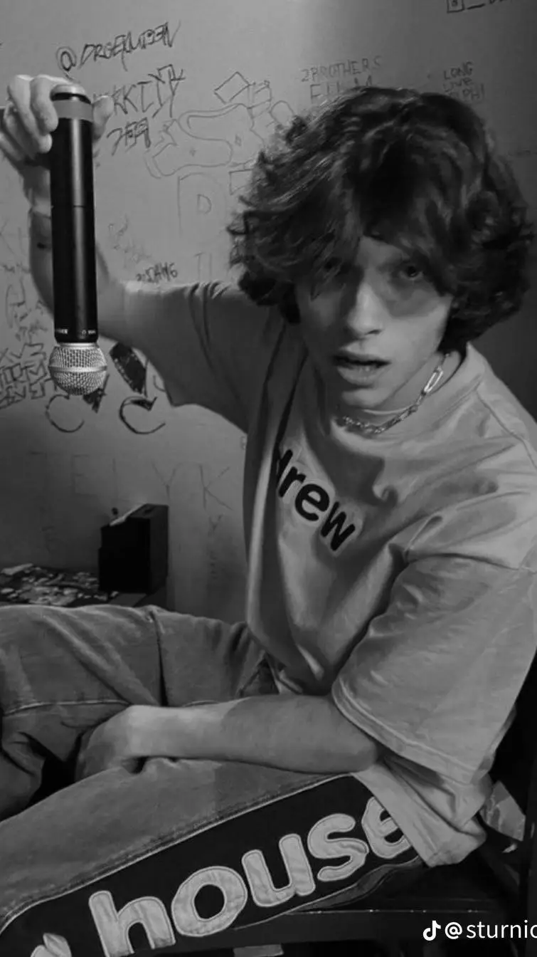 ai character: chris sturniolo background