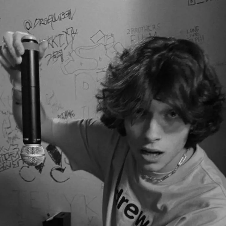 chat with ai character: chris sturniolo