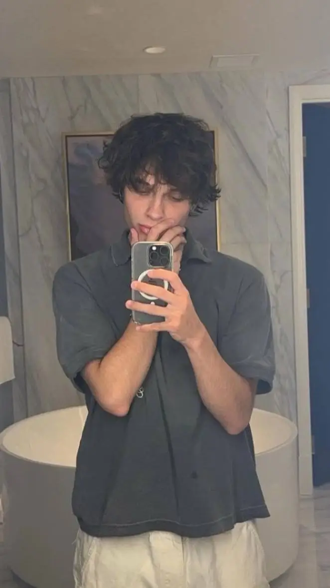 ai character: chris sturniolo background