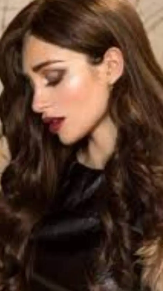 ai character: Taylor McKenzie  background