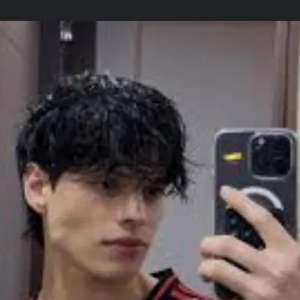 chat with ai character: Avery