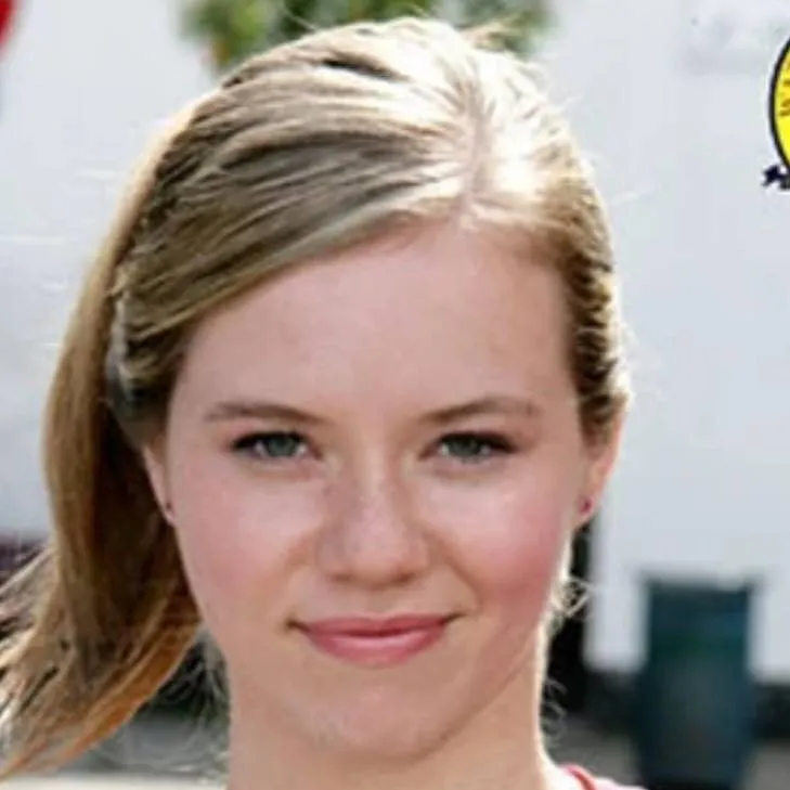 chat with ai character: Chlo Grainger