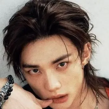 chat with ai character: hyujin👉👈