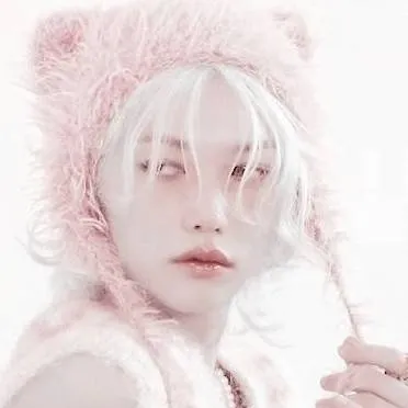 chat with ai character: hyunlix🍓