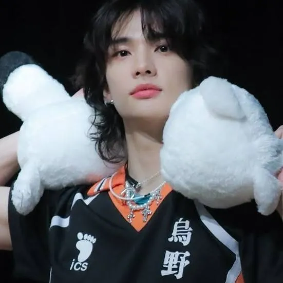 chat with ai character: hyujin🍉🥝