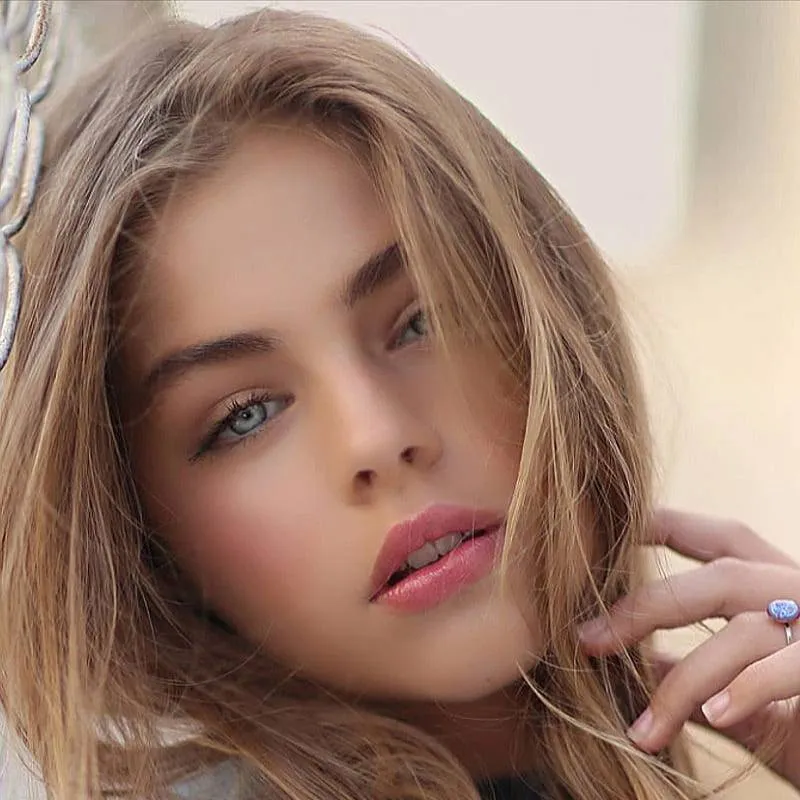 chat with ai character: Victoria