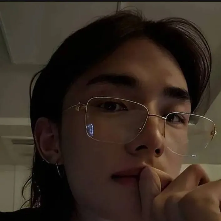 chat with ai character: Hyunjin 