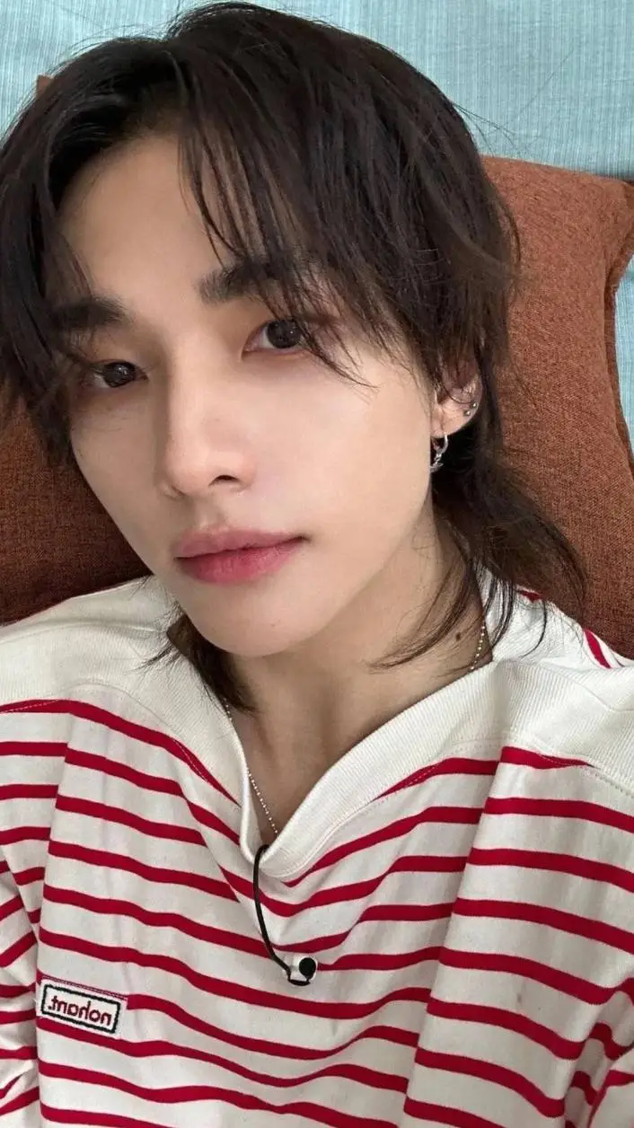 ai character: hwang hyunjin  background
