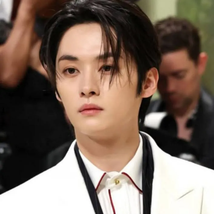 chat with ai character: Lee know
