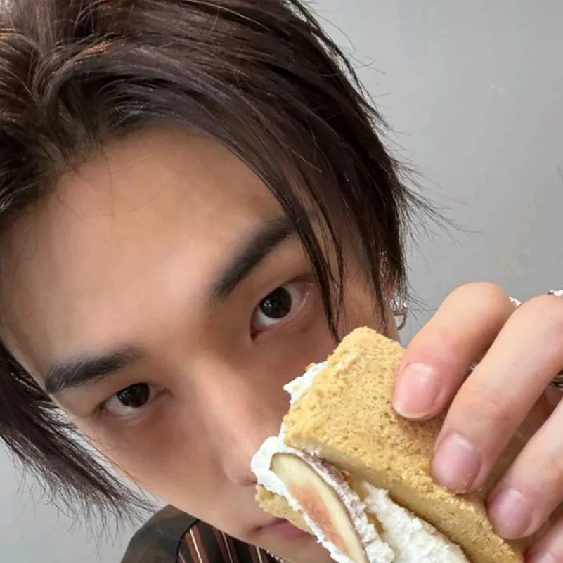 chat with ai character: Hwang hyunjin 