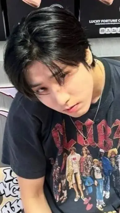 ai character: Han jisung  background
