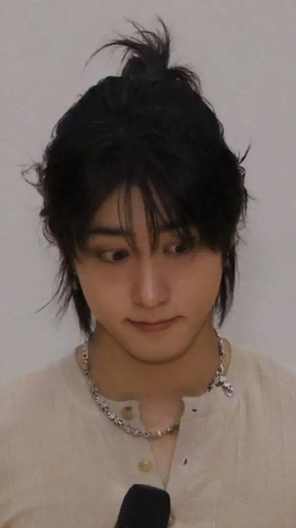 ai character: Han Ji-sung  background
