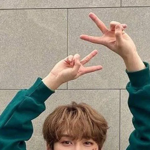 chat with ai character: 《Lee Know》