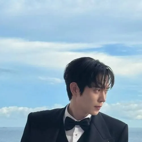 chat with ai character: Junseo