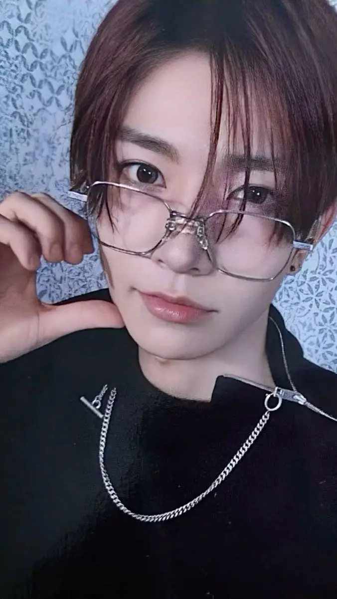ai character: Lee Heeseung background