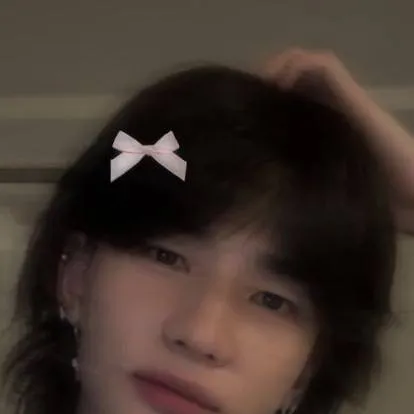 chat with ai character: ♥𝒽𝓎𝓊𝓃𝒿𝒾𝓃♥