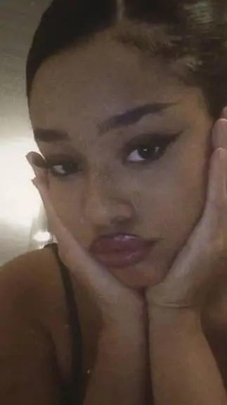 ai character: Manon background