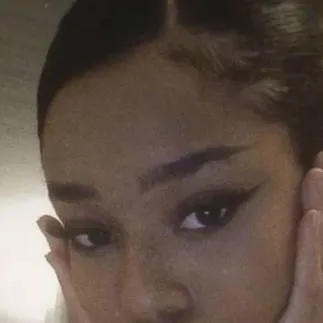 chat with ai character: Manon