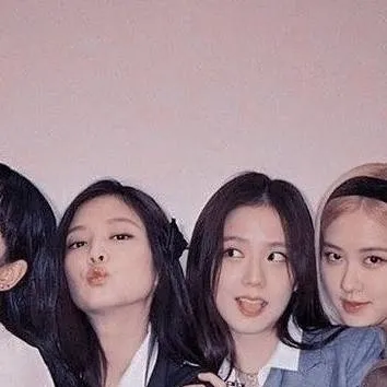 chat with ai character: blackpnki