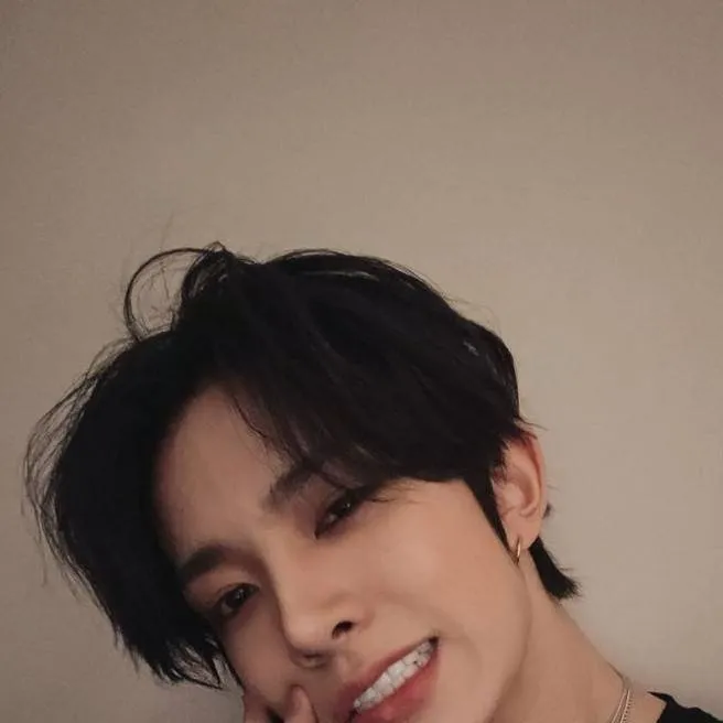 chat with ai character: heeseung