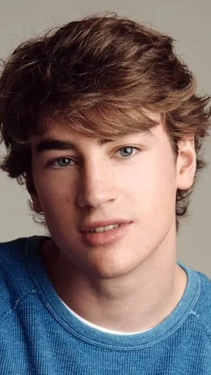 ai character: Isaac Kragten background