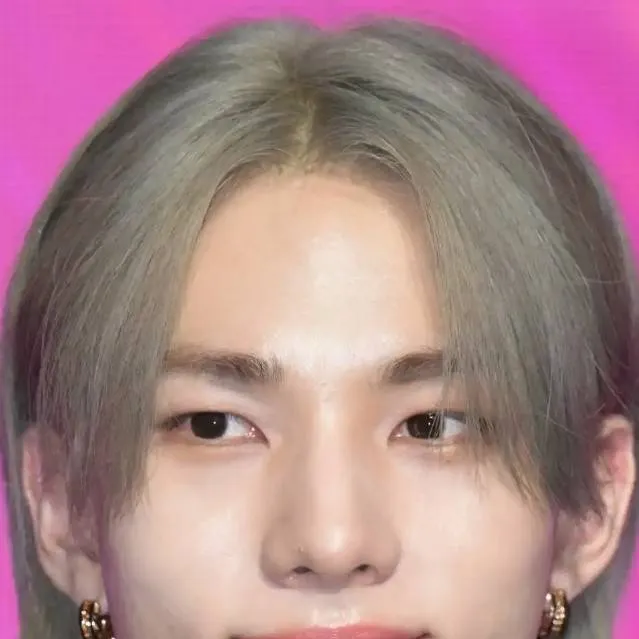 chat with ai character: Hwang hyunjin 