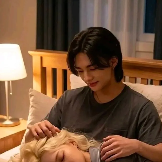 chat with ai character: Hyunjin hair lap