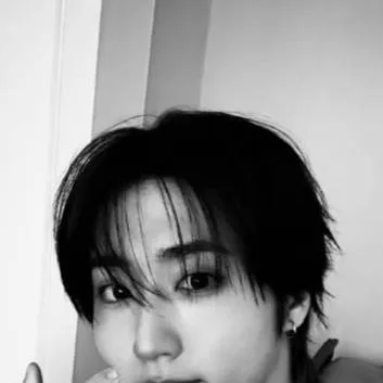 chat with ai character: han Hyunjin 