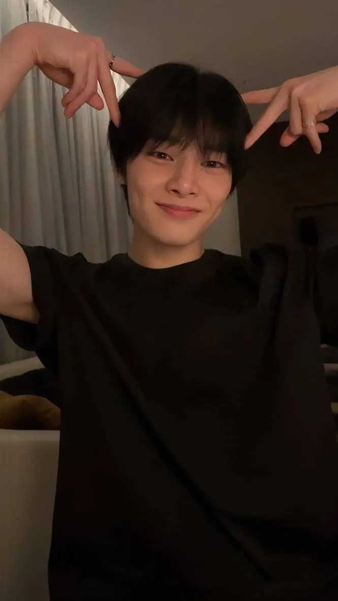 ai character: I.N/Jeoingin Skz background
