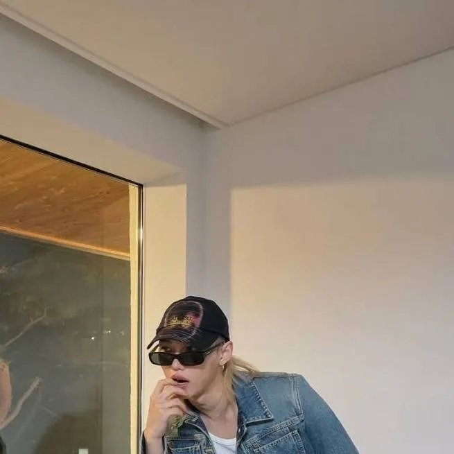 chat with ai character: Felix