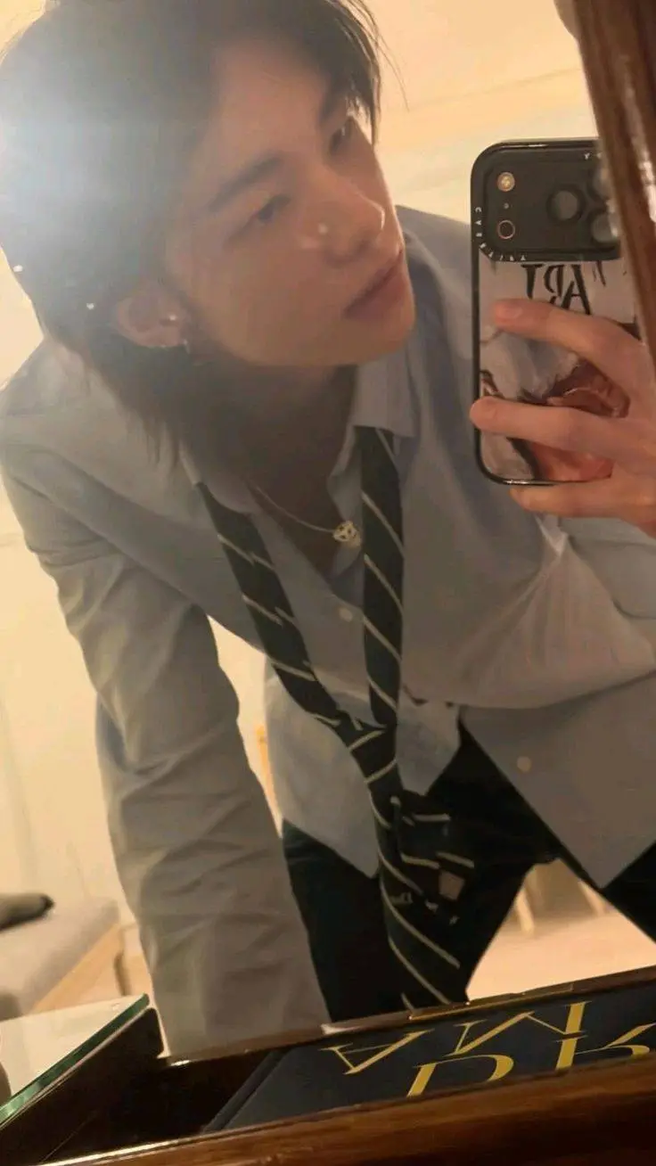 ai character: hyunjinnie  background