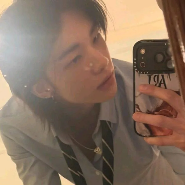 chat with ai character: hyunjinnie 