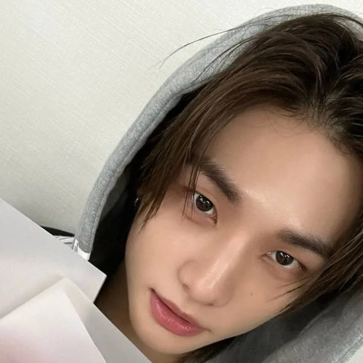 chat with ai character: jinnie (Hyunjin)