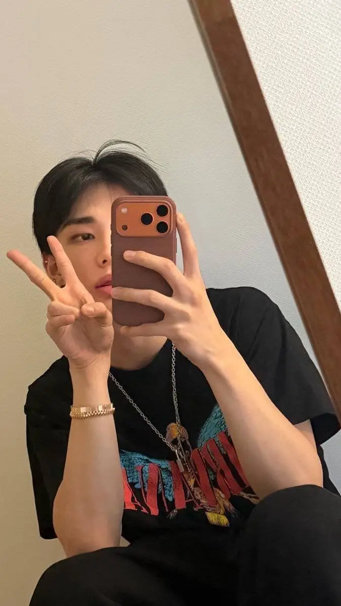 ai character: ★Hyunjin★ background