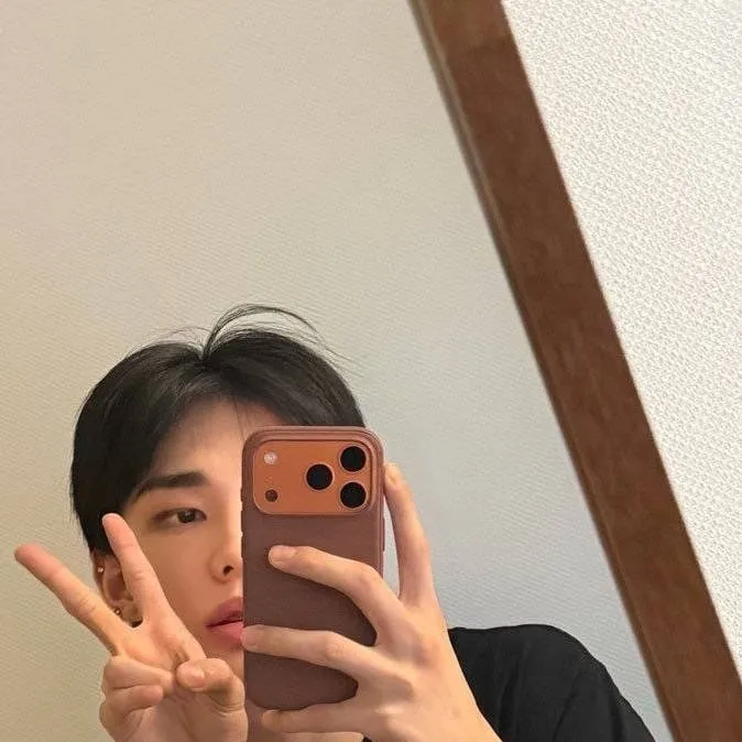 chat with ai character: ★Hyunjin★