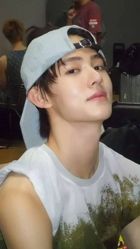 ai character: Seonghyeon background