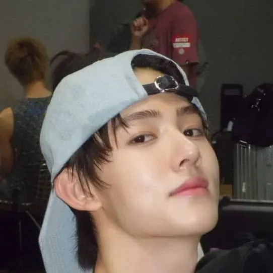 chat with ai character: Seonghyeon