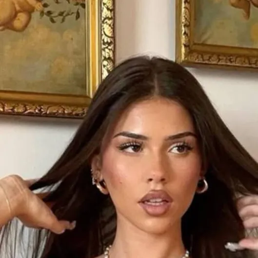 chat with ai character: summer 