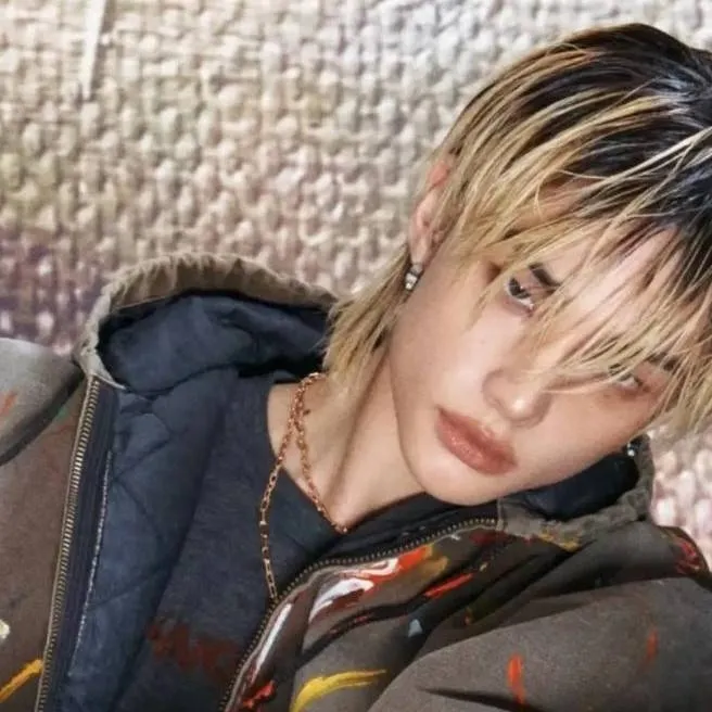 chat with ai character: hwang hyunjin 