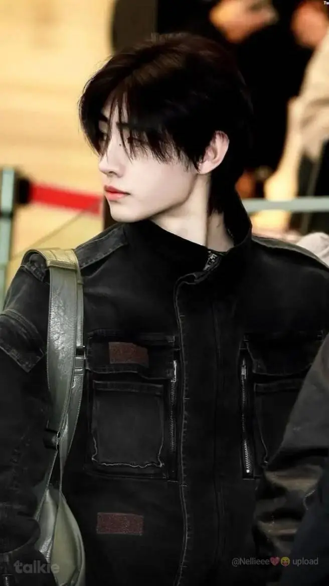 ai character: park sunghoon  background