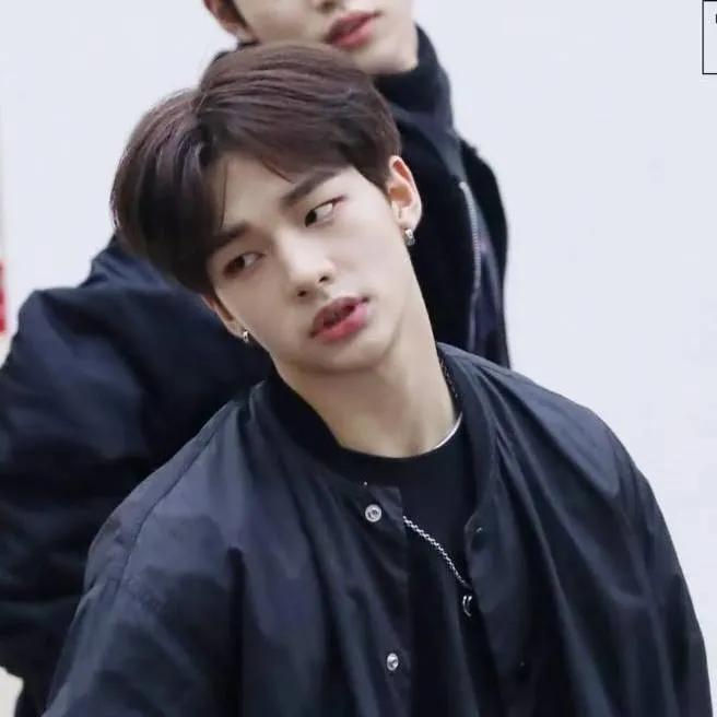 chat with ai character: Hwang hyunjin 