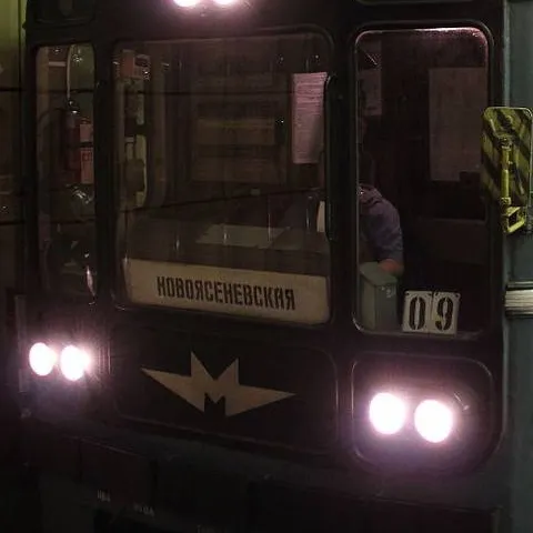 chat with ai character: 81-717/714