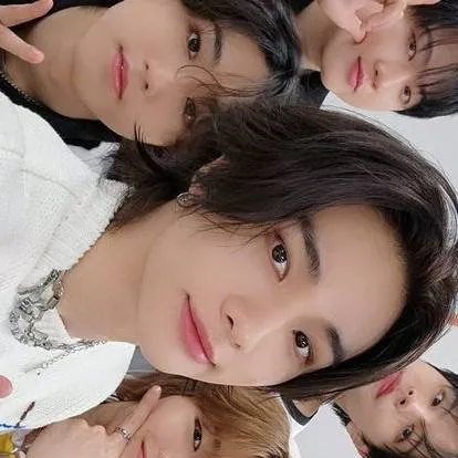 chat with ai character: skz y onces
