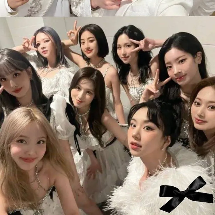 chat with ai character: TWICE y SKZ!?