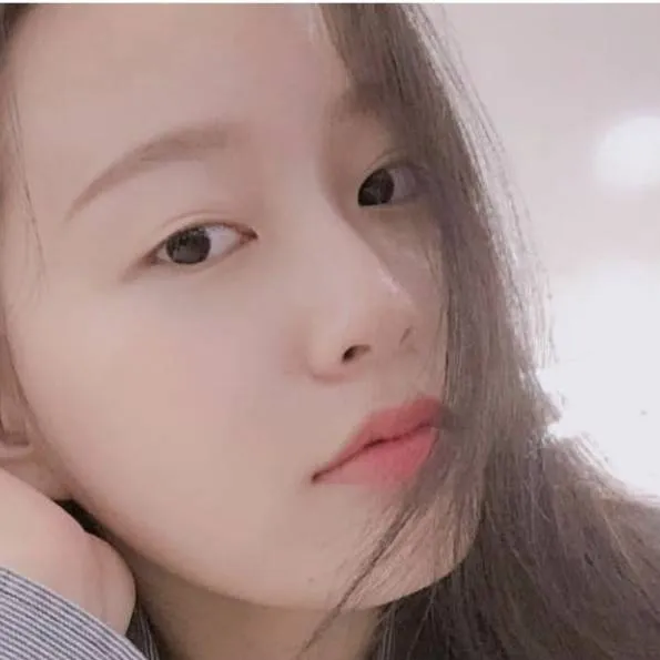 chat with ai character: park yonna