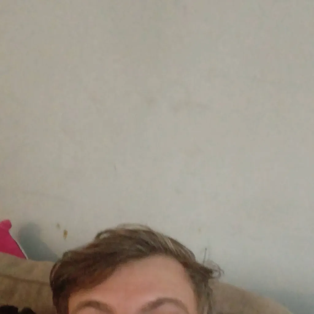 chat with ai character: yiyr kind sad