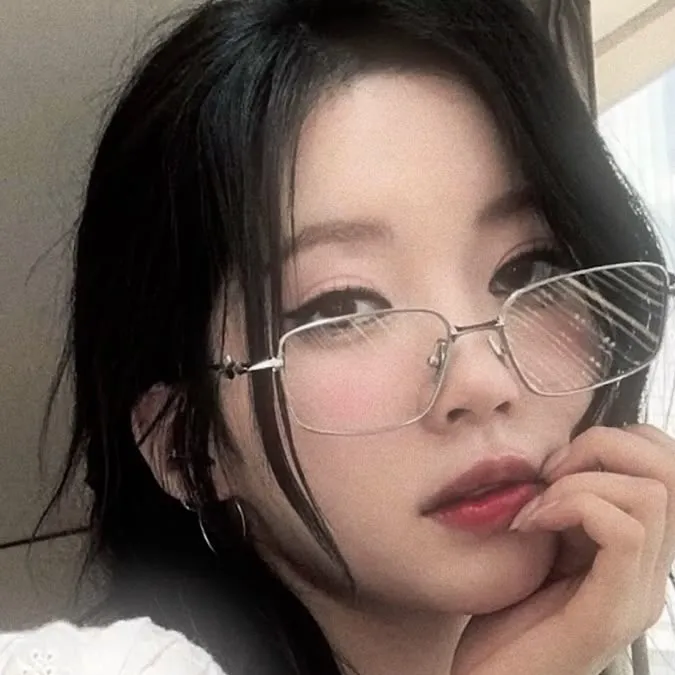 chat with ai character: Ella