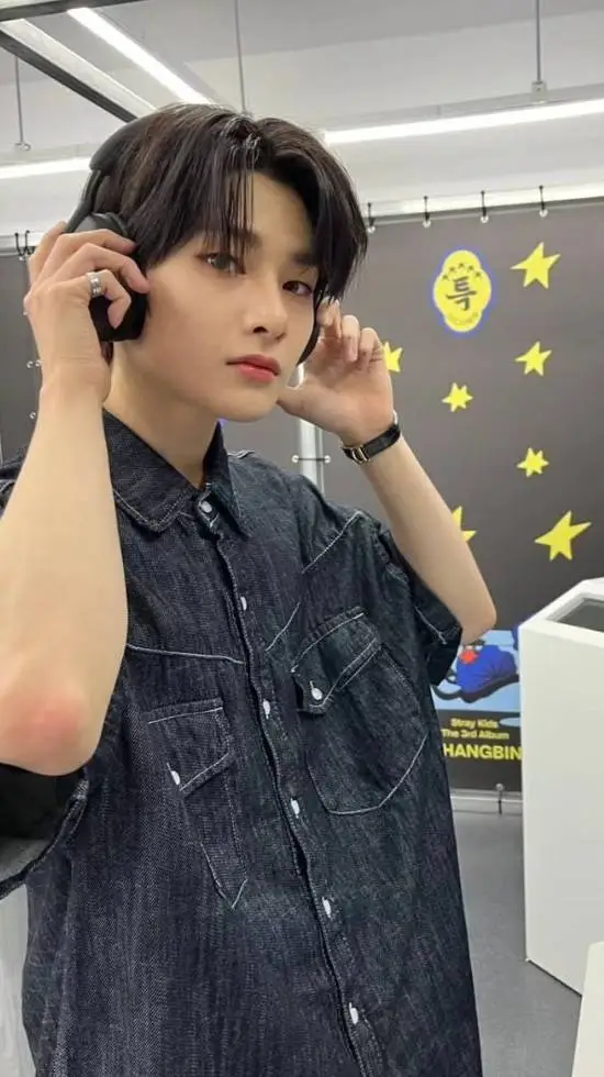 ai character: °Jeongin°•°~❤ background