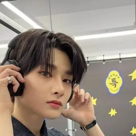 chat with ai character: °Jeongin°•°~❤
